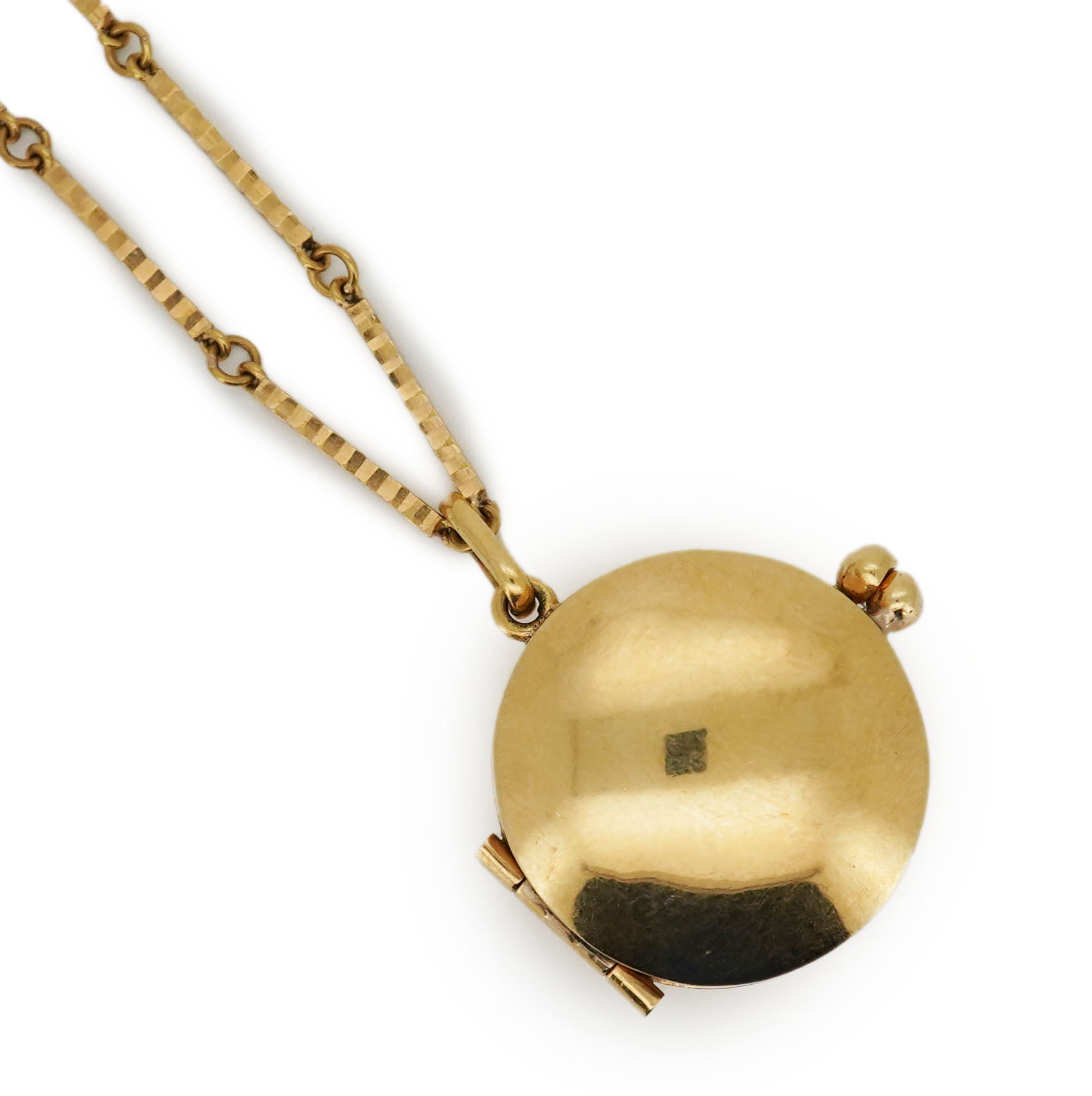 A locket pendant and chain, early 20th century